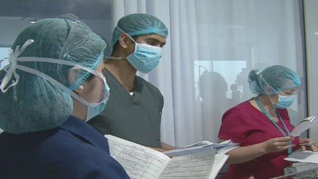 Discriminar a personal médico puede castigarse con cárcel, dicen penalistas 