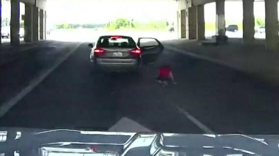 Mujer saltó de un carro en movimiento Mujer saltó de un carro en movimiento