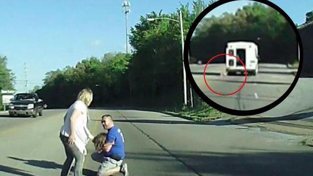 Niña de 4 años cayó de un camión en movimiento y sobrevivió