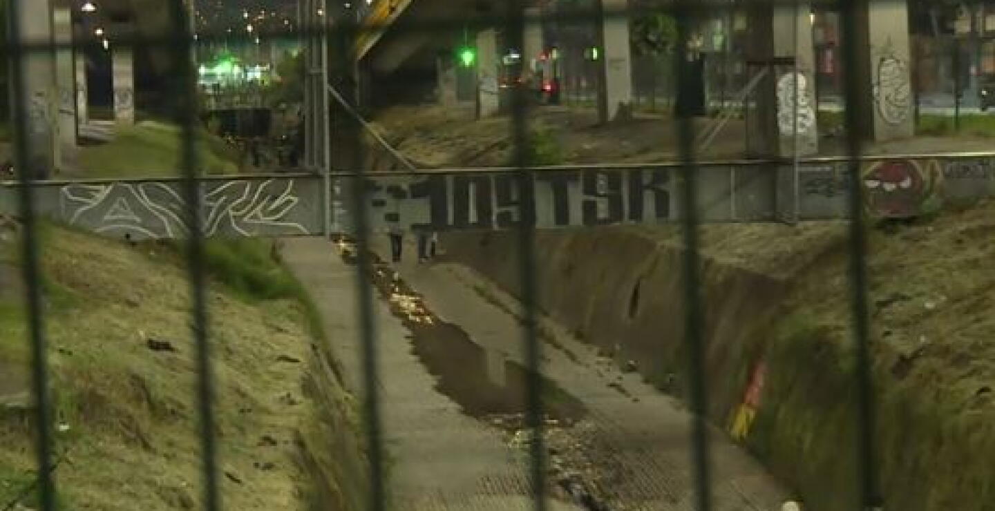 Ladrones se esconden en caño de la carrera 30 con sexta tras robar a conductores