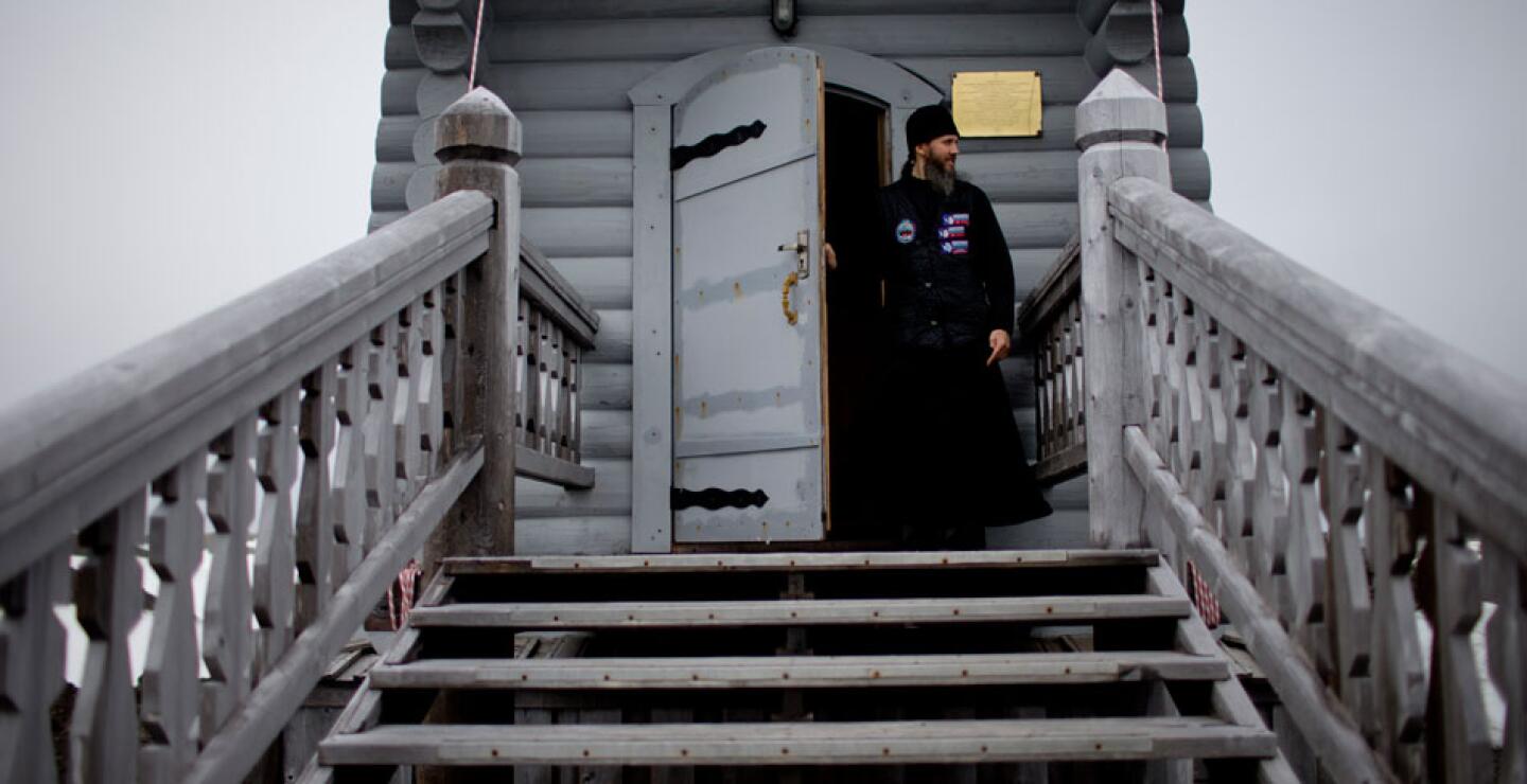 Turistas y personal de estaciones internacionales de la zona rezan en silencio, de pie o arrodillados, pues no hay bancos en el diminuto interior. Otros se maravillan del iconostasio, la pared de iconos que separa el santuario con sus paneles dorados d