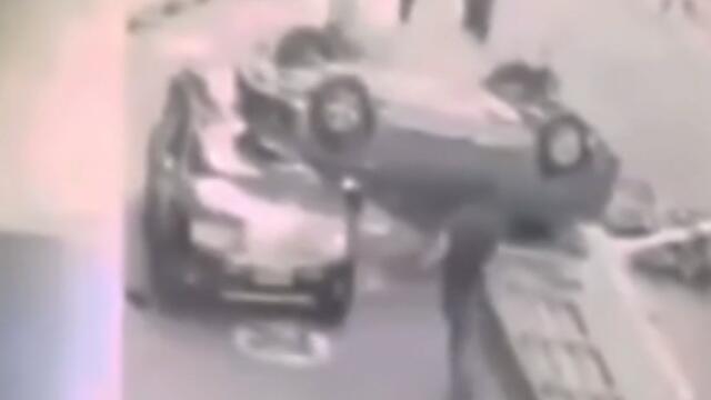 Impresionante video de caída de carro desde un tercer piso en Medellín Impresionante video de caída de carro desde un tercer piso en Medellín