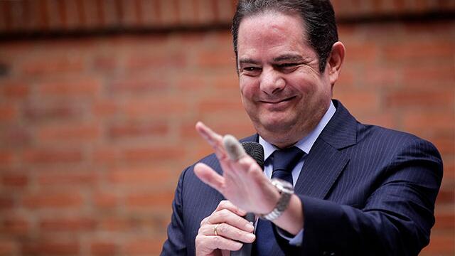 ¿Un vicepresidente conservador? Vargas Lleras les coquetea a los azules