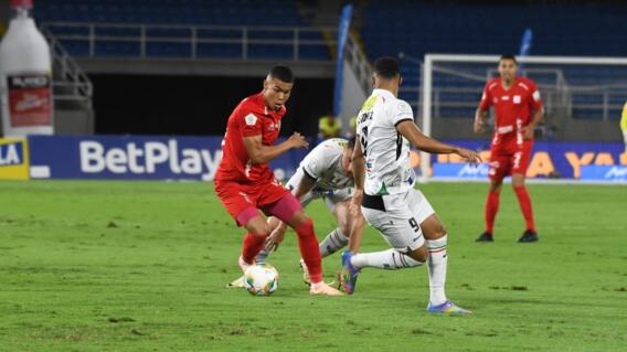 Acción de juego entre América y Once Caldas, en compromiso de la fecha 12 de la Liga BetPlay II-2025.