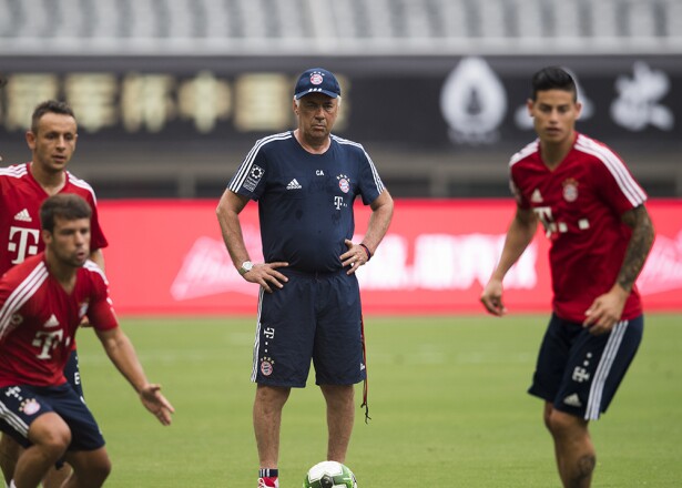 288017_Carlo Ancelotti y James Rodríguez en entrenamiento del Bayern Múnich - Foto: