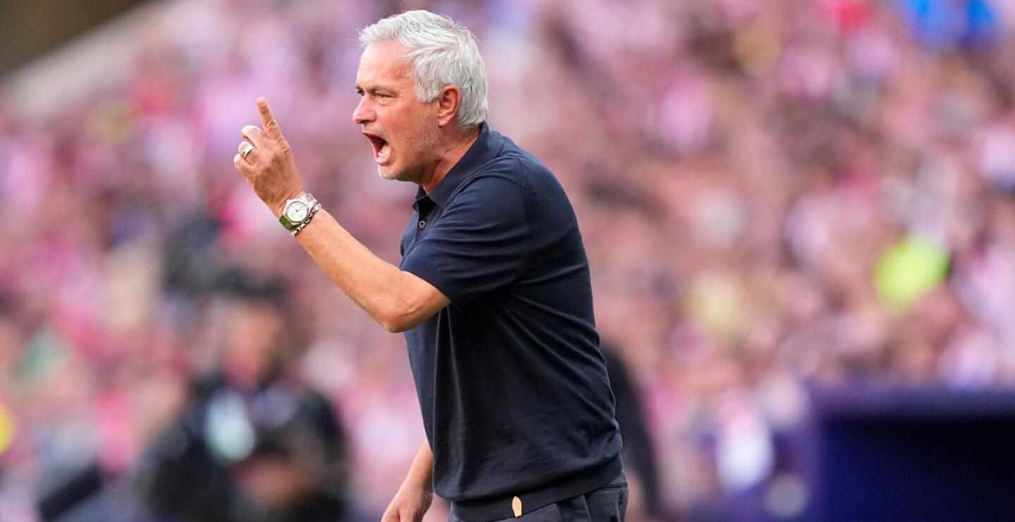 José Mourinho, entrenador del Real Madrid en medio del derbi contra Atlético en el Metropolitano. 