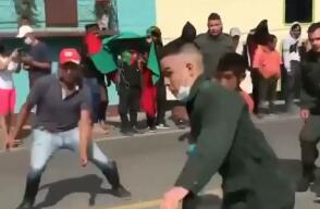 Policía y manifestantes jugando