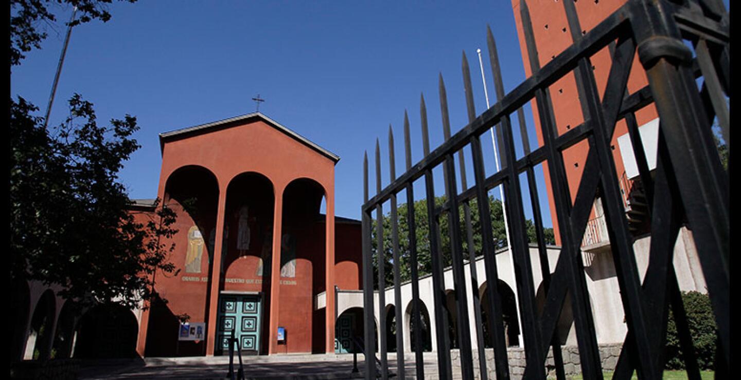 Al término de la ceremonia, Barros debió "escapar" por una puerta lateral de la iglesia, custodiado por guardias privados y otros que le acompañaron durante la misa para evitar a sus detractores que afuera le esperaban portando cientos de glo