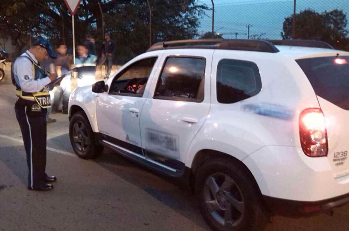 Inmovilizan 10 vehículos de servicio especial en operativos de tránsito en Cali