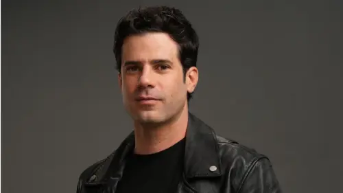 Ricardo Mejía interpreta a Mateo López Ferreira.