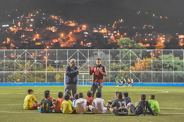 294473_futbolcomuna13medellin311218afpe.jpg
