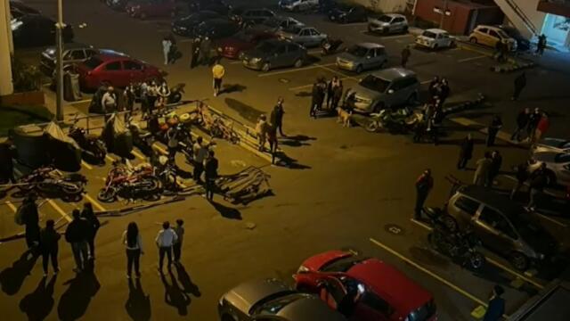 Tumbó una puerta y chocó vehículos parqueando en un conjunto: ¿iba borracha? Tumbó una puerta y chocó vehículos parqueando en un conjunto: ¿iba borracha?
