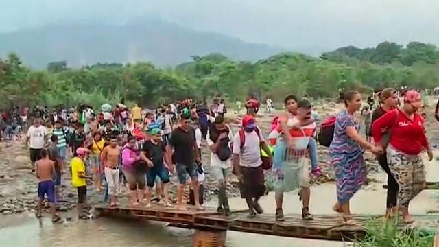 “No queda otra que meterse al agua”: peligroso camino que venezolanos andan para llegar a Colombia