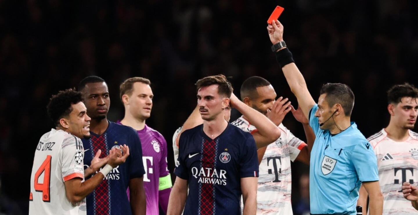 Luis Díaz al momento de ver la tarjeta roja en PSG vs. Bayern Múnich. 
