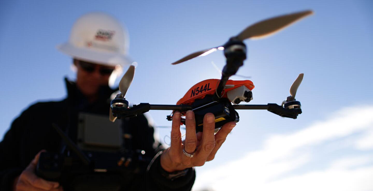 Por ahora, todo esto es teórico porque todavía no está regulado el empleo de estos novedosos aparatos voladores pequeños, no tripulados, que se prestan para usos múltiples.