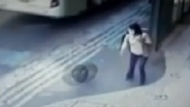 ¡Insólito! Mujer esquivó llanta que se desprendió de un carro y le fue peor 