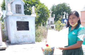 Niña que celebró su grado junto a la tumba de su mamá 