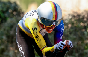 Egan Bernal, ciclista colombiano, es líder del INEOS Grenadiers en el Giro de Italia 2025