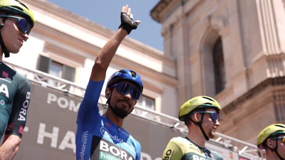 Daniel Felipe Martínez, portador de la 'maglia azzurra' en la etapa 10 del Giro de Italia 2024 Daniel Felipe Martínez, portador de la 'maglia azzurra' en la etapa 10 del Giro de Italia 2024