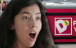 mujer sorprendida junto al logo del D1