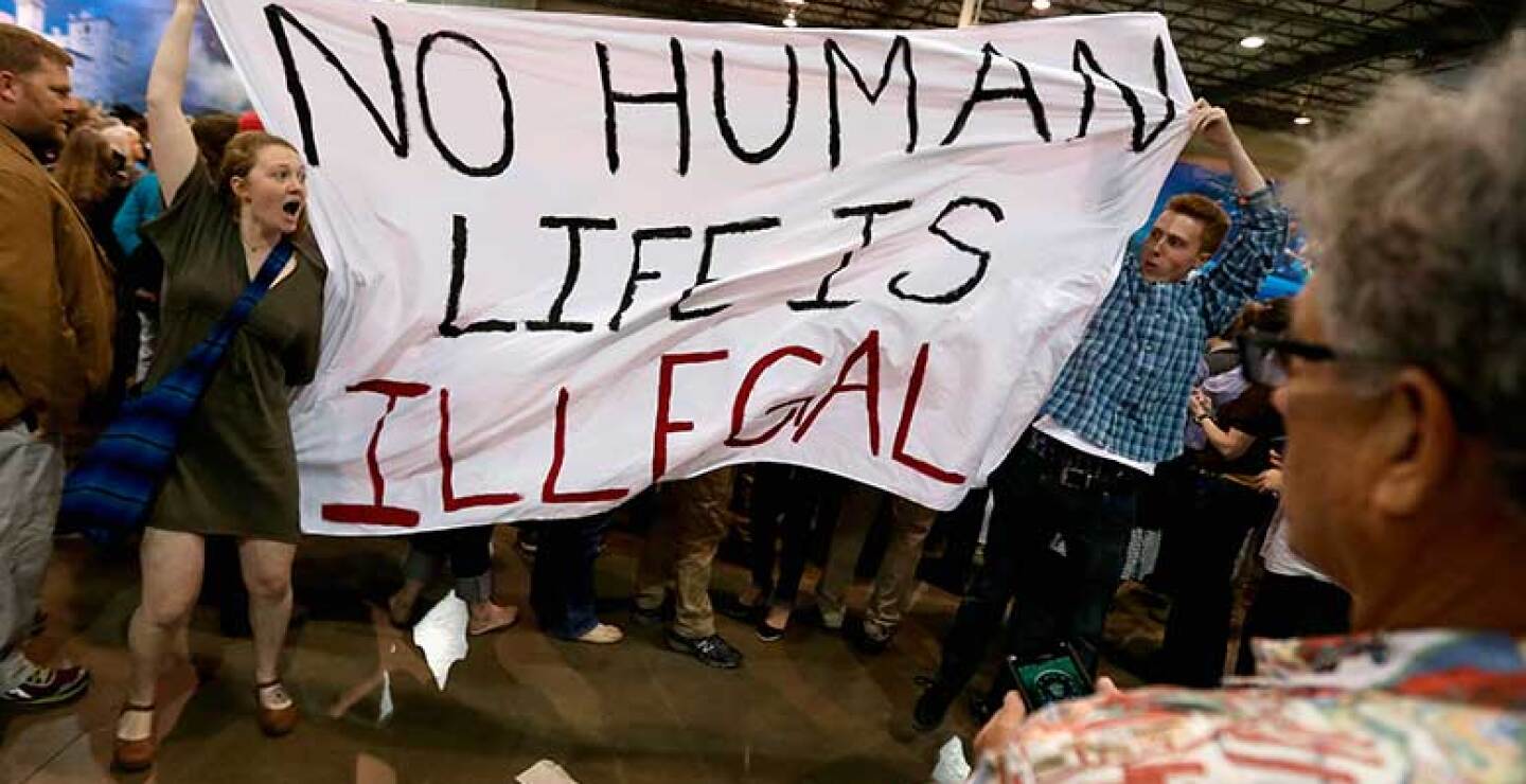 Varios de los asistentes al mitin les quitaron sus carteles y empezaron a empujarlos, un episodio que duró varios minutos.