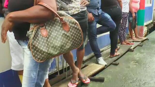 Enfermos y en hombros, así huyeron algunos campesinos desplazados por combates en Tumaco