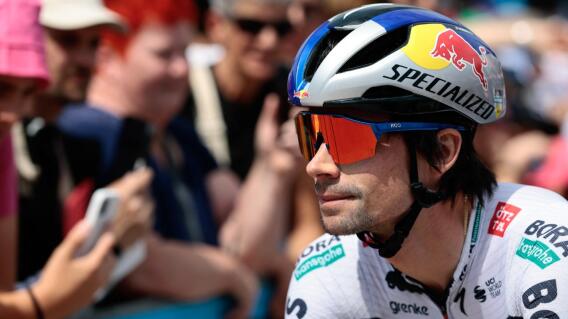 El ciclista esloveno del Red Bull-Bora-Hansgrohe, Primoz Roglic, espera el inicio de la 15ª etapa de la 108ª carrera ciclista del Giro de Italia de 219 km desde Fiume Veneto a Asiago el 25 de mayo de 2025. El ciclista esloveno del Red Bull-Bora-Hansgrohe, Primoz Roglic, espera el inicio de la 15ª etapa de la 108ª carrera ciclista del Giro de Italia de 219 km desde Fiume Veneto a Asiago el 25 de mayo de 2025.