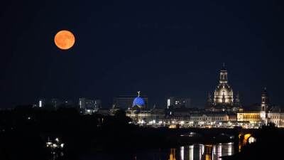 Luna de fresa. Luna de fresa.