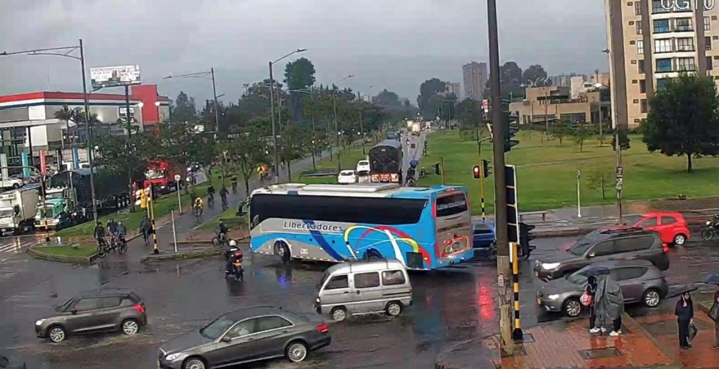 Inundaciones en varias vías de Bogotá por cuenta de fuertes lluvias
