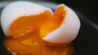 Huevo hervido y estrellado en una olla. 