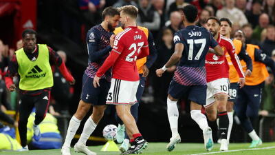 Rodrigo Bentancur y la jugada que le causó la roja en Manchester United vs. Tottenham. 