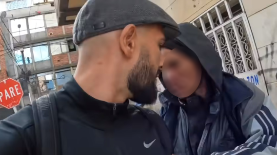 Youtuber extranjero en el barrio Santa Fe de Bogotá. Youtuber extranjero en el barrio Santa Fe de Bogotá.