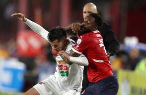 Álvaro Angulo (der.) en su paso por Independiente.