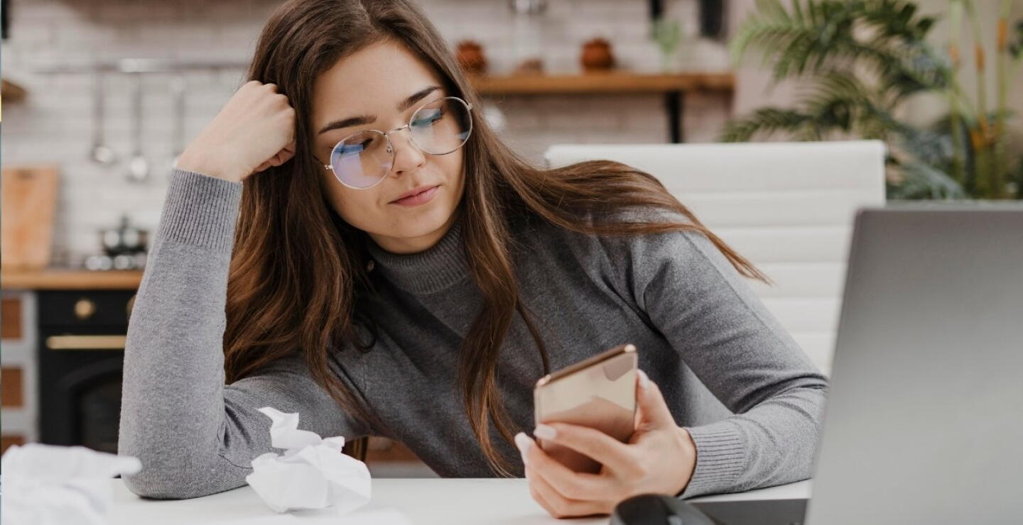 Mujer estresada con compra en internet