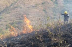 289284_Blu Radio / Grave emergencia por voraz incendio en zona rural de Yumbo, Valle/ Foto : Cortesía Bomberos Yumbo