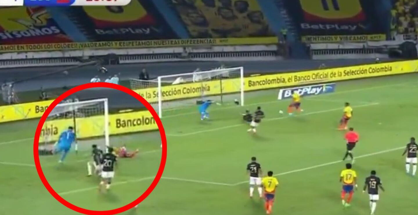 Jhon Córdoba pierde oportunidad de gol 