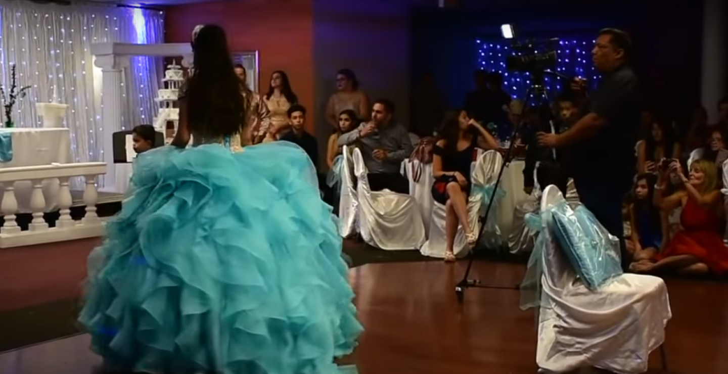 316650_Blu Radio / Quinceañera a punto de bailar el vals. Foto:Tomada de video
