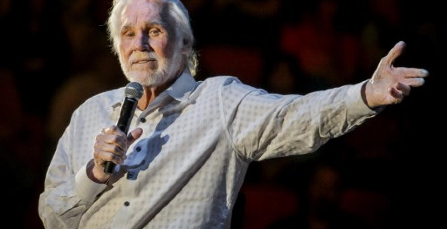 FILES-US-ENTERTAINMENT-MUSIC-KENNY ROGERS
