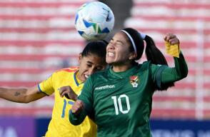 Acción de juego entre Bolivia y Colombia femenina en la Liga de Naciones de la Conmebol.