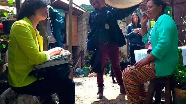 En un basurero encontró una mujer la forma de ayudar a desplazados