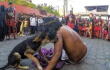 Perrito consuela a actor de viacrucis 