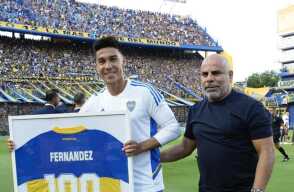 Pol Fernández, en su reconocimiento por los 100 partidos con Boca Juniors. Foto: Boca Juniors Oficial