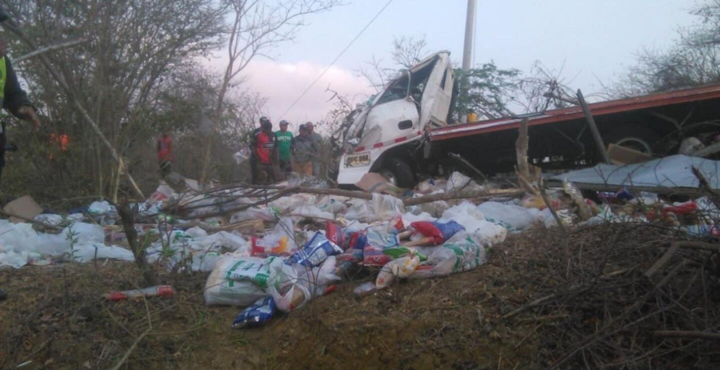 360782_Camión cargado de mercados que se volcó. Foto: Cortesía