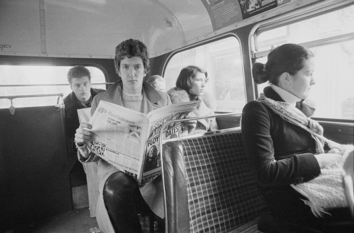 Steve Jones de los Sex Pistols en un bus