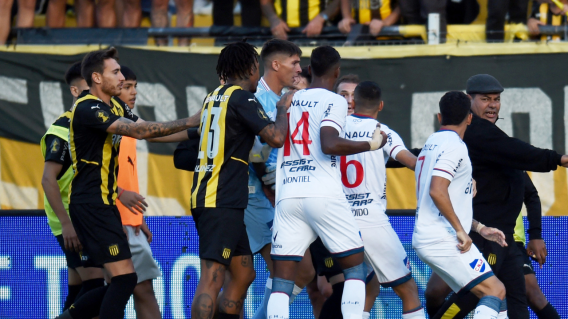 Acción de juego en el duelo entre Peñarol vs. Nacional, por la final de la Liga de Uruguay. Acción de juego en el duelo entre Peñarol vs. Nacional, por la final de la Liga de Uruguay.