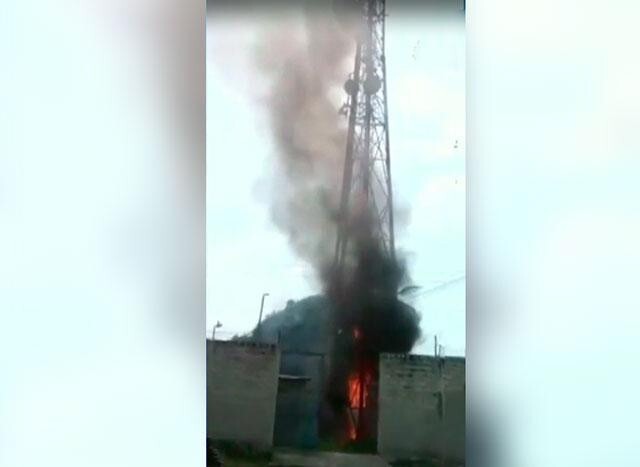 Colgados en medio de las llamas: incendio atrapó a dos operarios en una torre de telefonía
