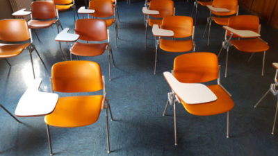 Foto referencial de salón de clases 