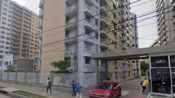 Mujer cae desde el piso 13 de un edificio Mujer cae desde el piso 13 de un edificio