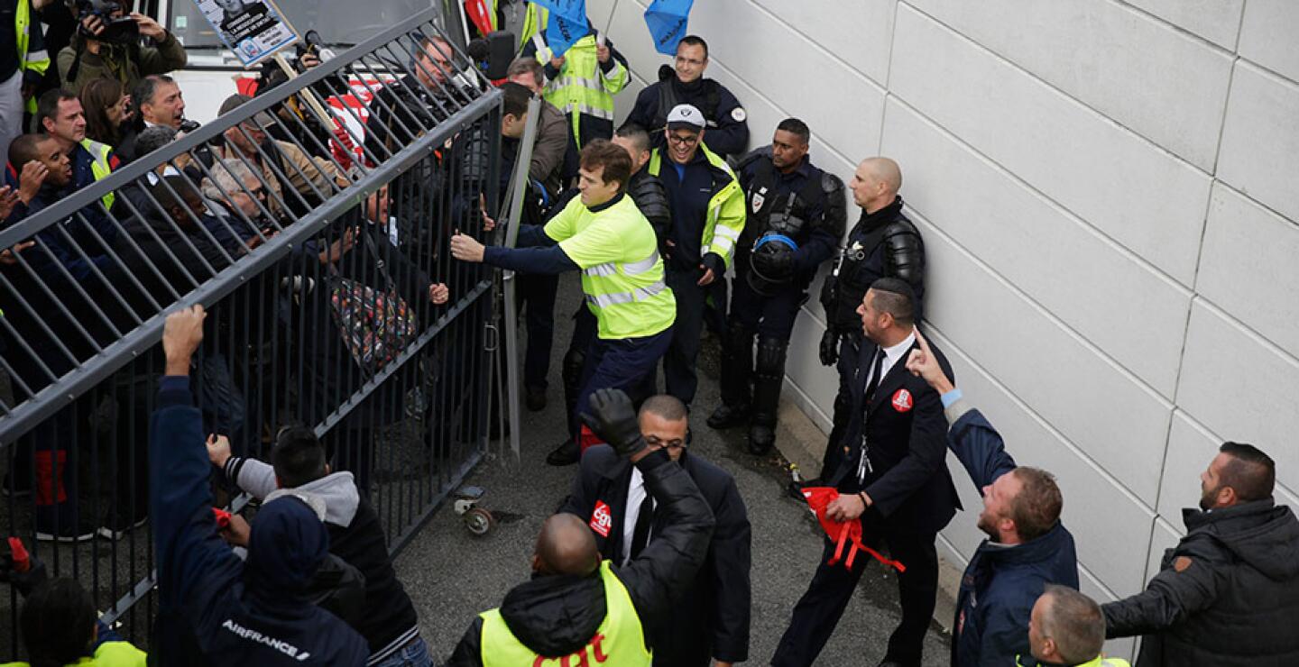 La dirección condenó inmediatamente los hechos y anunció que presentará una denuncia por "violencia agravada", mientras que los sindicatos no comentaron las imágenes, muy difundidas en los medios de comunicación, y se limitaron a pedir al Gob