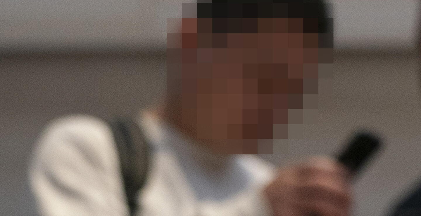 344978_Hombre en el celular - imagen de referencia // Foto: AFP